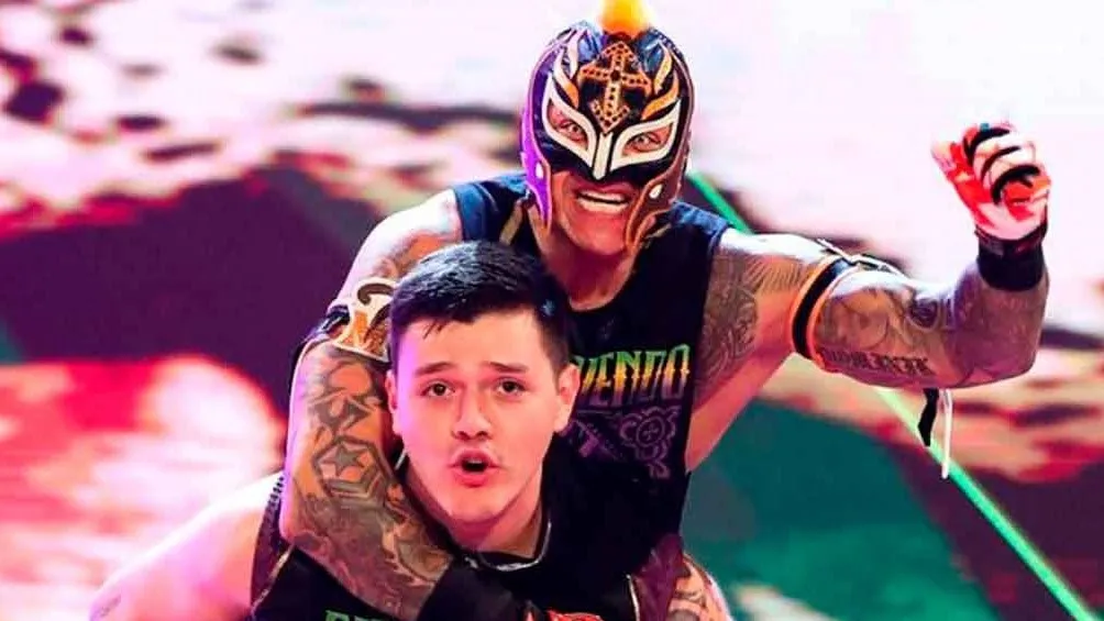 Domi­nik Mys­te­rio junto a su papá; Rey Mys­te­rio Jr.