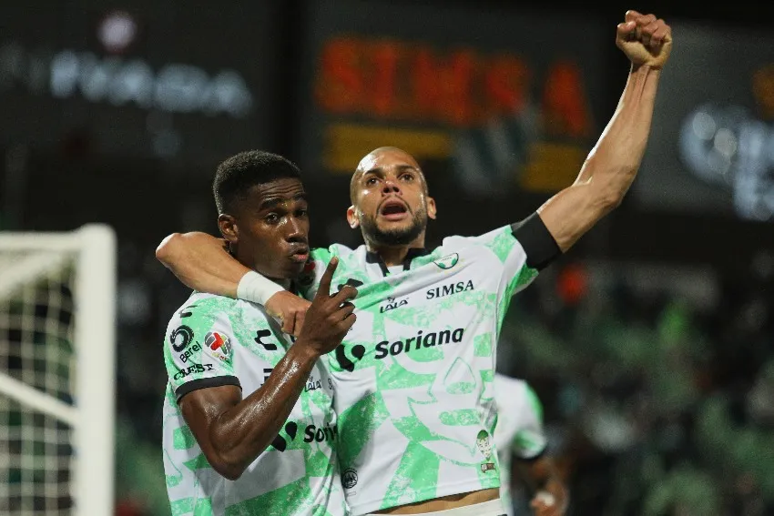 Doria celebrando un gol con Santos