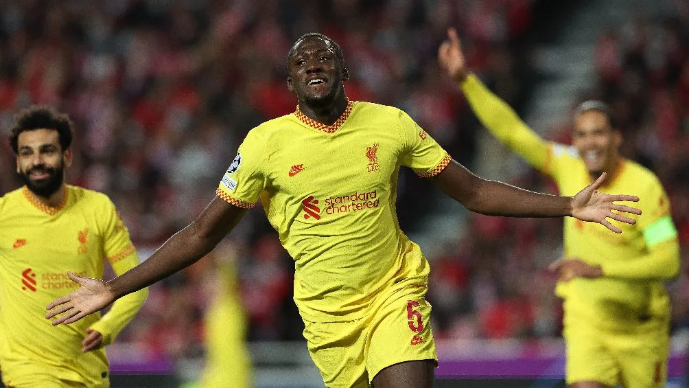 Ibrahima Konaté festejando gol ante el Benfica en el Estadio Da Luz