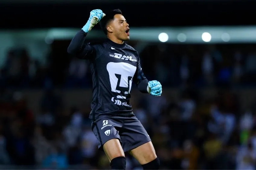 Talavera festejando una anotación de Pumas