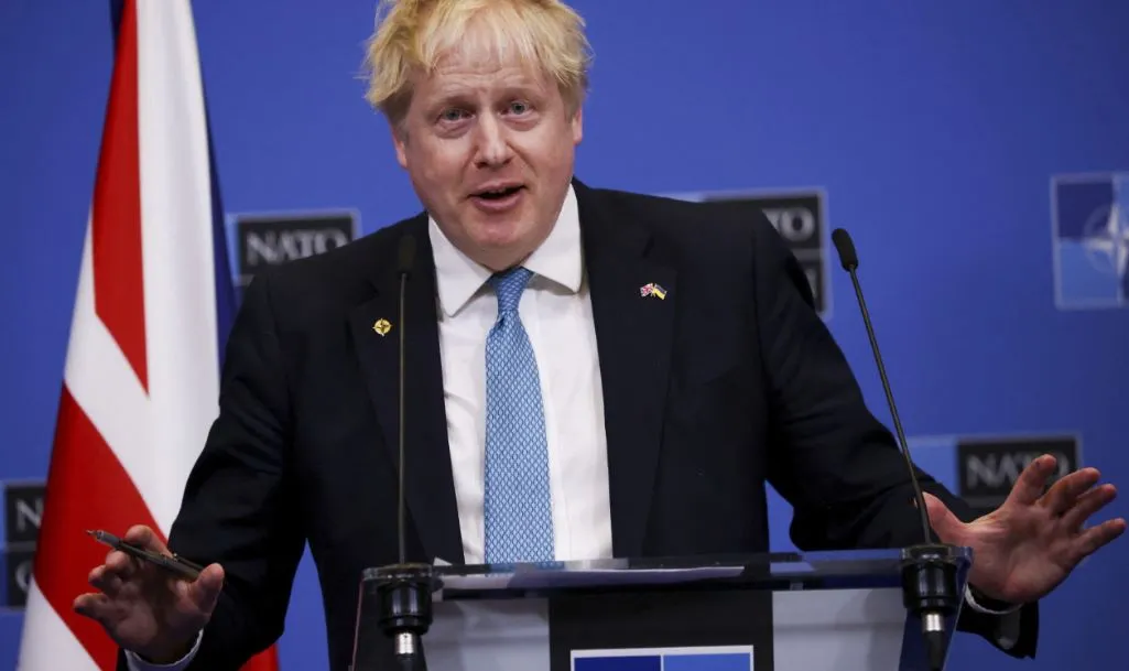 Boris Johnson atiende a los medios