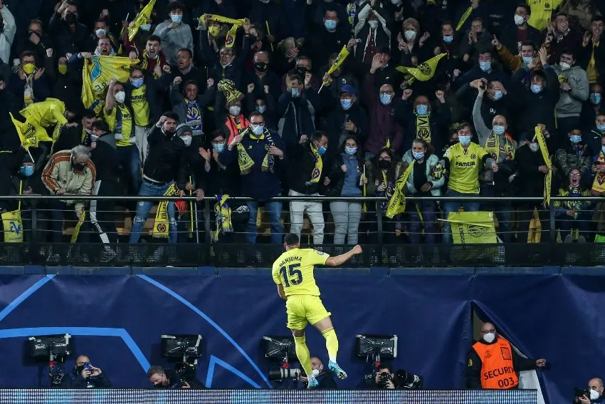 AP Danjuma celebrando su gol vs Bayern Múnich