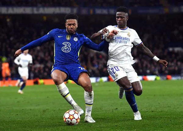 EFE Reece James del Chelsea vs Vinícius del Real Madrid en Champions