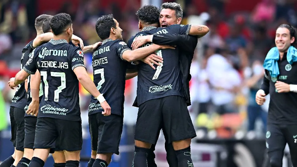 IMAGO7 Jugadores del América festejando gol con Fernando Ortiz en el Azteca