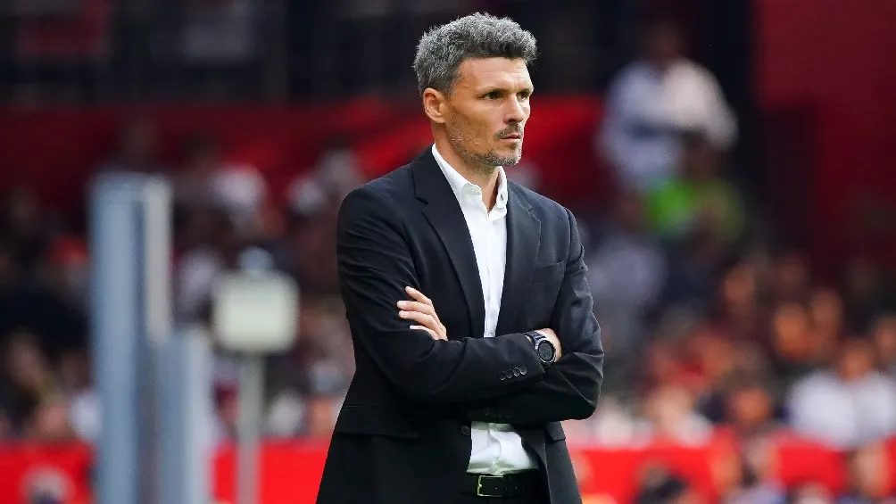 IMAGO7 Fernando Ortiz dirigiendo partido del América en el Estadio Azteca