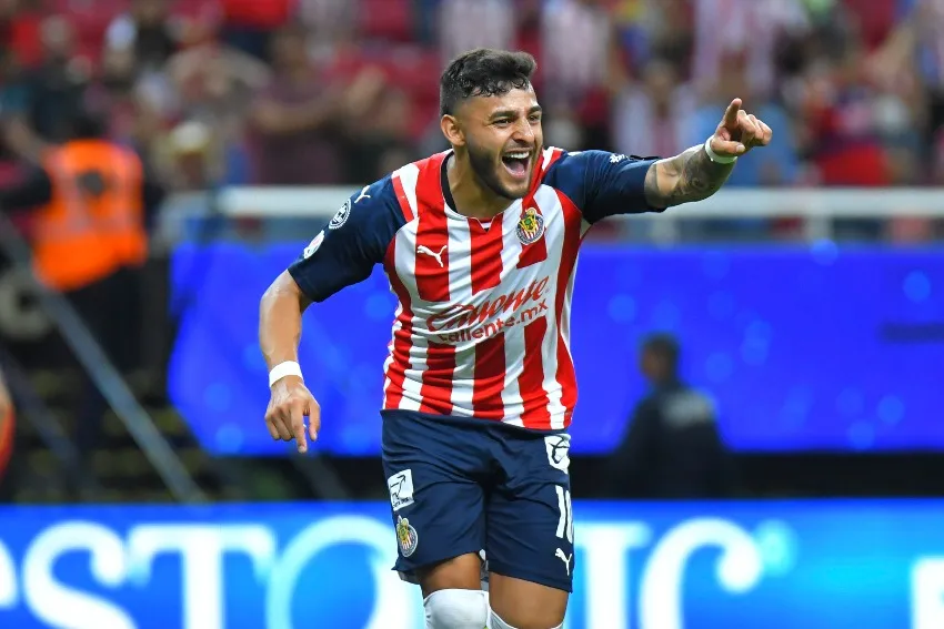 Alexis Vega en un partido de Chivas