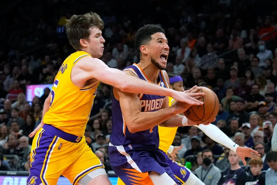 AP Bookers comandó a los Suns