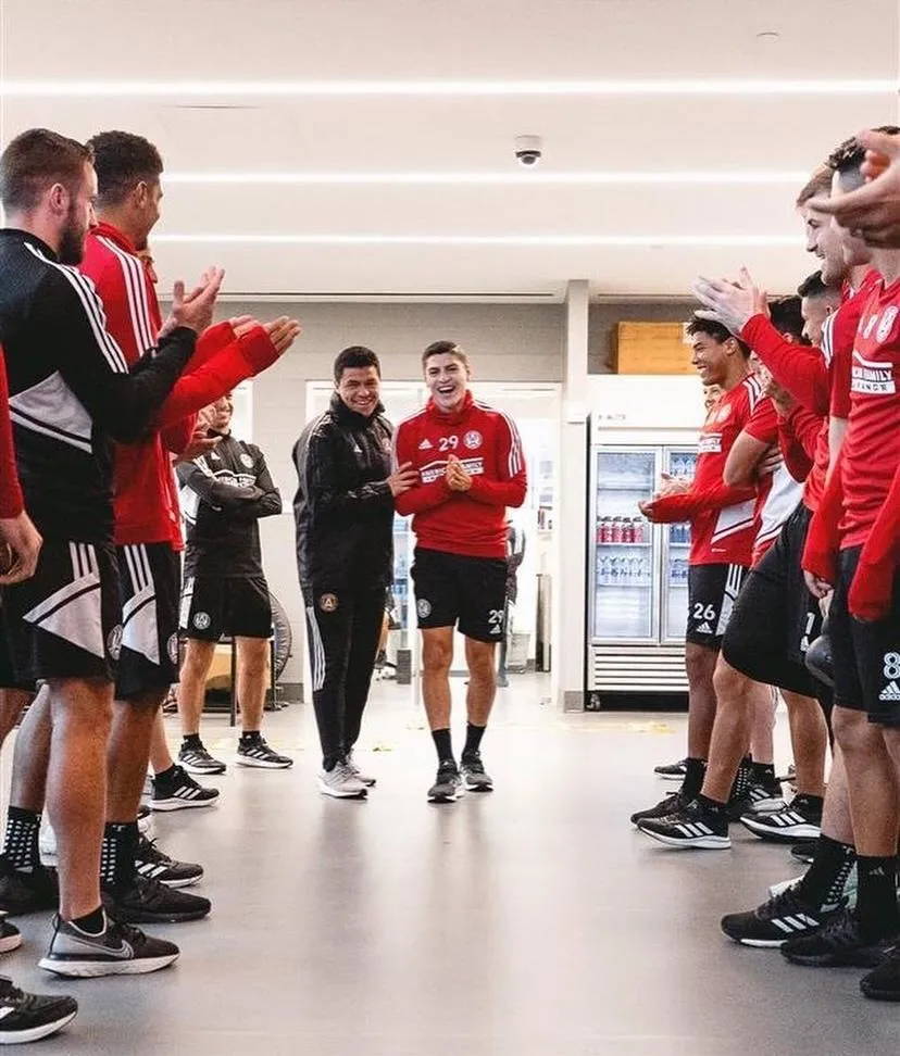 Ronaldo Cisneros recibiendo la bienvenida con la 'fila india'