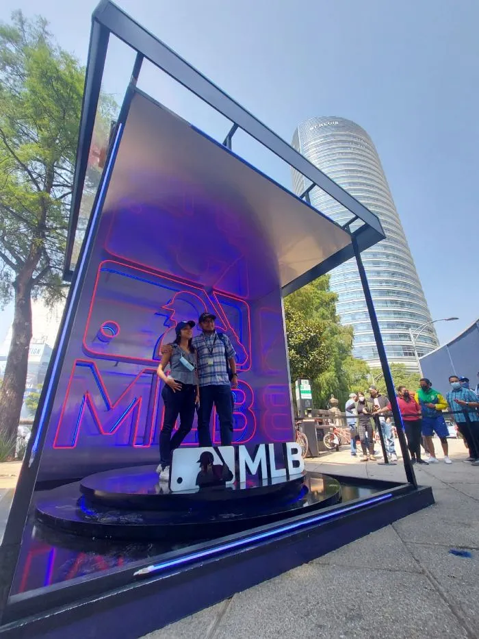 JOSÉ MORENO Aficionados se toman fotos