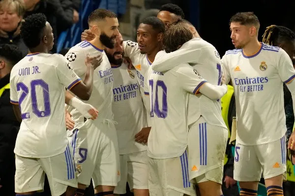 AP Karim Benzema celebra junto a sus compañeros del Real Madrid