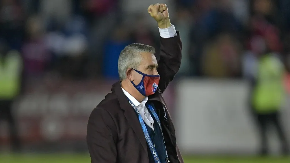 Emilio Escalante presenciando partido del Atlante en Liga de Expansión