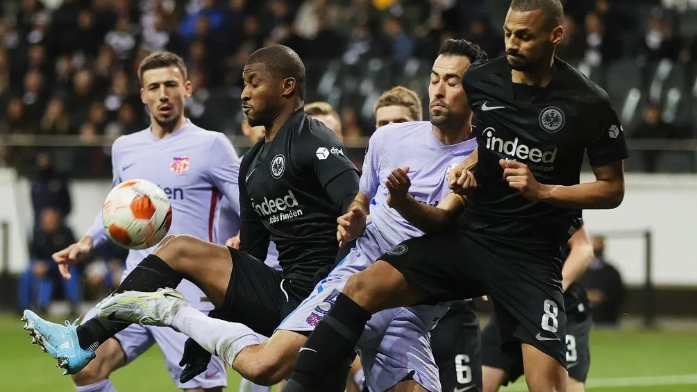 EFE La defensa del Eintracht no pudo aguantar el embate culé