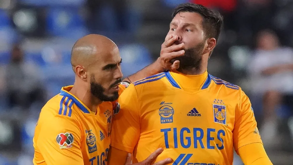 Guido Pizarro tranquilizando a André-Pierre Gignac en Pachuca