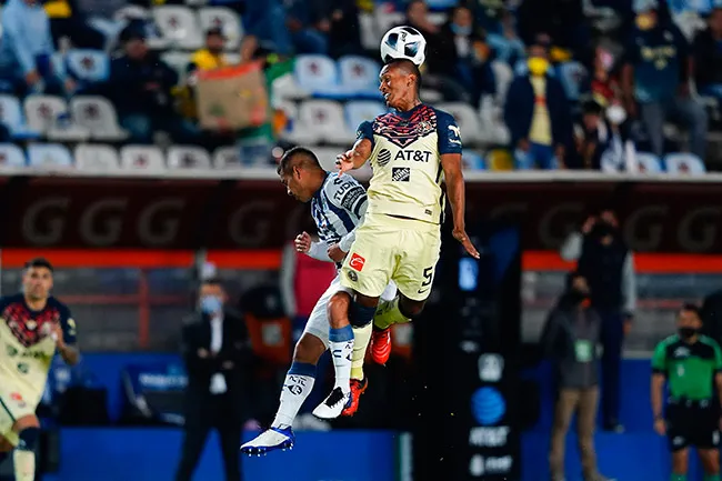 Aquino pelea el balón en un partido de América