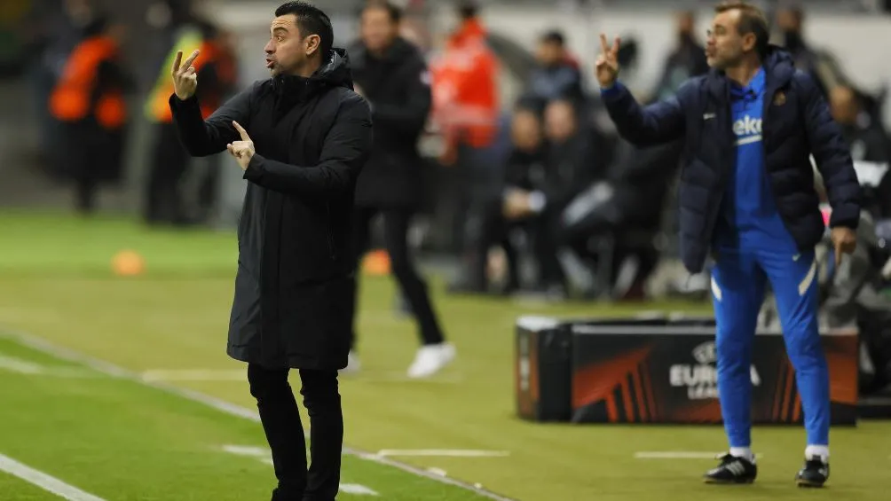 EFE Xavi Hernández tuvo que reajustar el línea defensiva