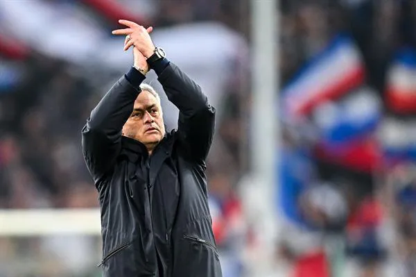 José Mourinho dirigiendo a la Roma