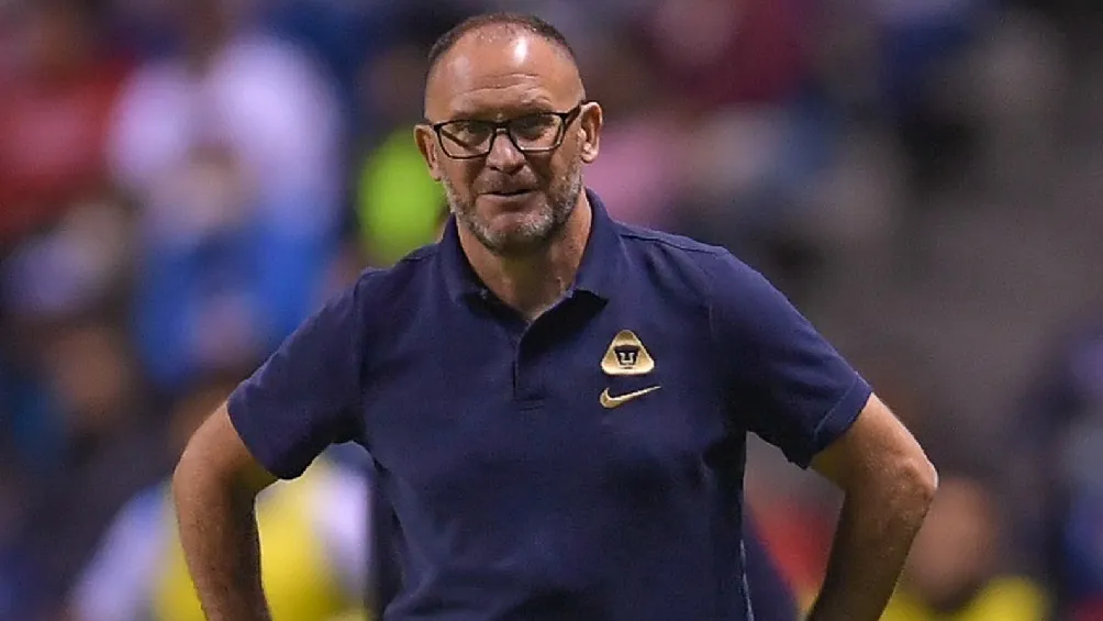 Andrés Lillini dirigiendo a Pumas en partido frente a Puebla