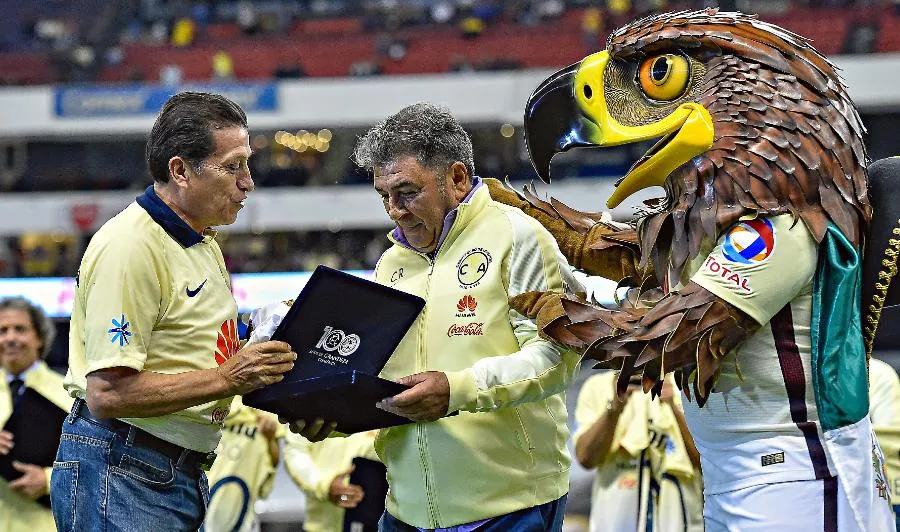 Carlos Reinoso en reconocimiento del América