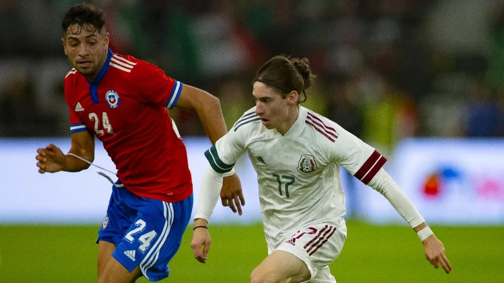 Marcelo Flores jugando partido ante Chile con la Selección Mexicana