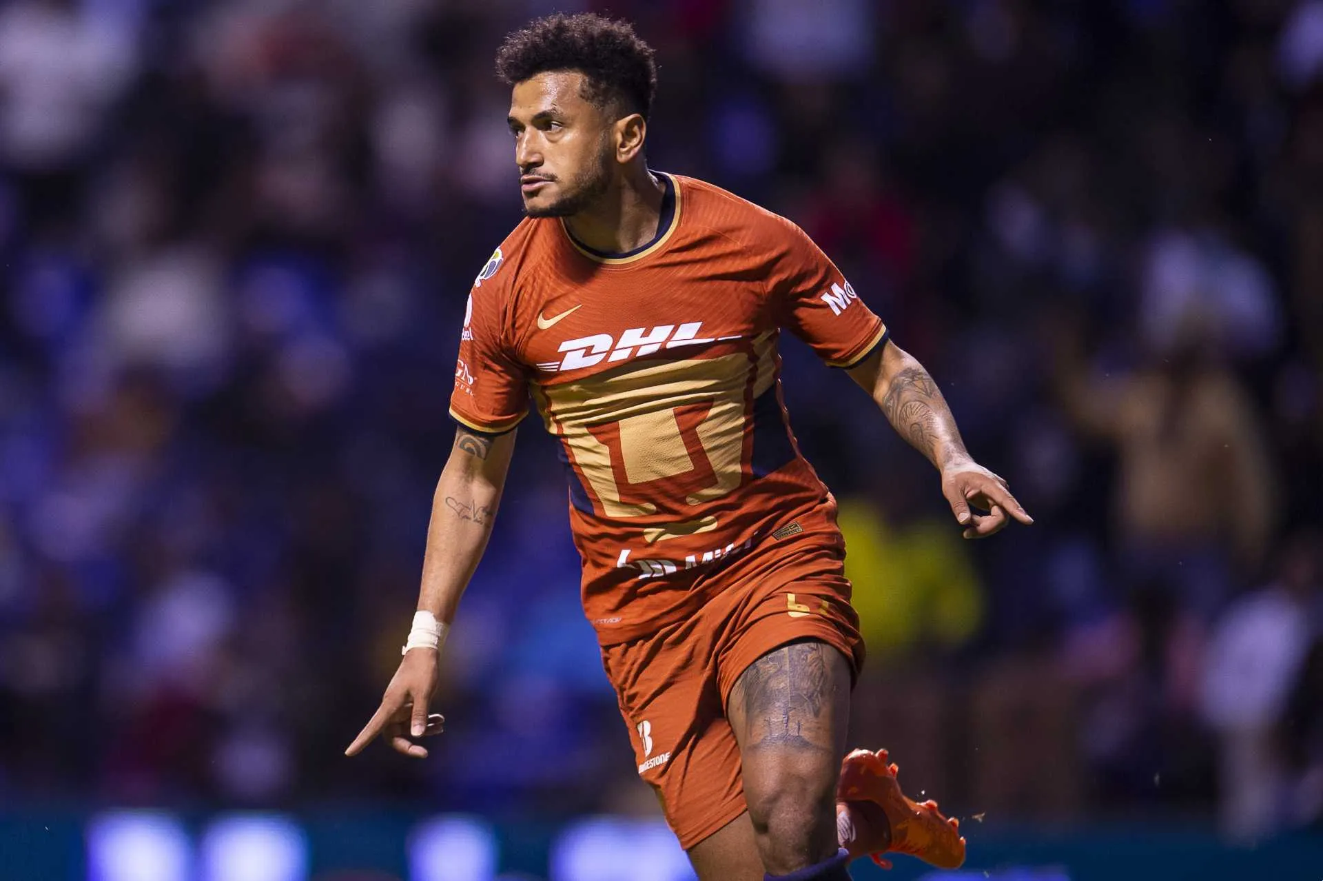 MEXSPORT Rogério de Oliveira festejando gol con Pumas frente a Puebla