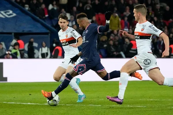 Neymar en acción con el PSG