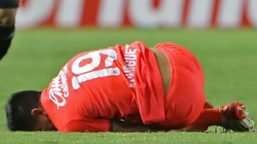 Carlos Rodríguez lesionado tras recibir falta de Jefferson Intriago