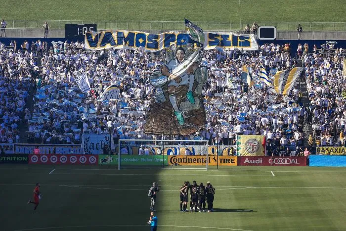 TWITTER @lagalaxy Tifo de Javier Hernández previo a El Tráfico