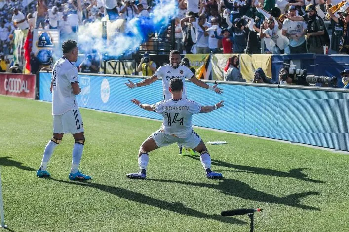 EFE Chicharito Hernández en festejo con LA Galaxy