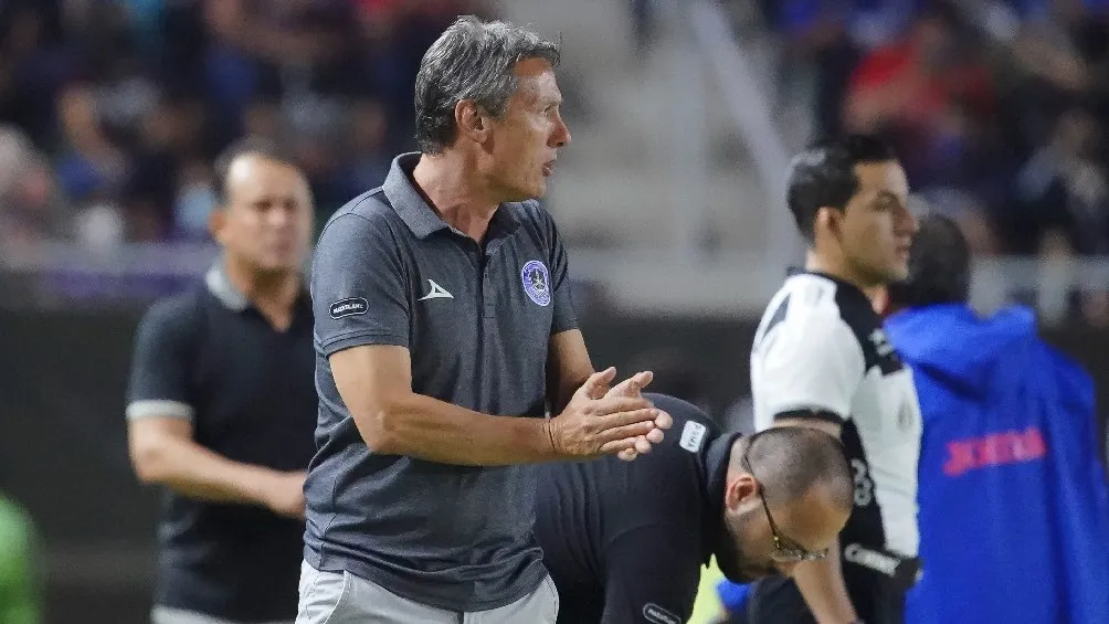Gabriel Caballero dirigiendo a Mazatlán en partido ante Cruz Azul