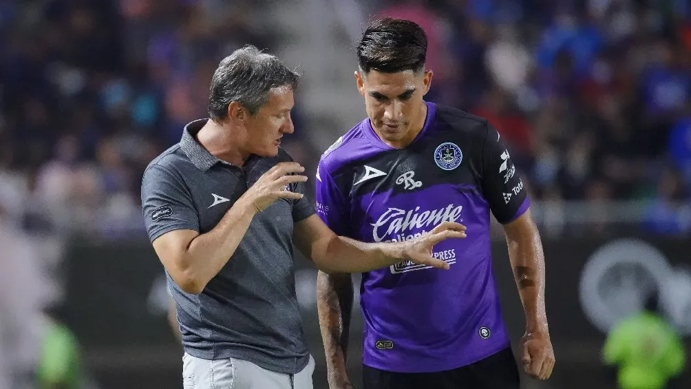 Gabriel Caballero dirigiendo a Mazatlán en partido ante Cruz Azul