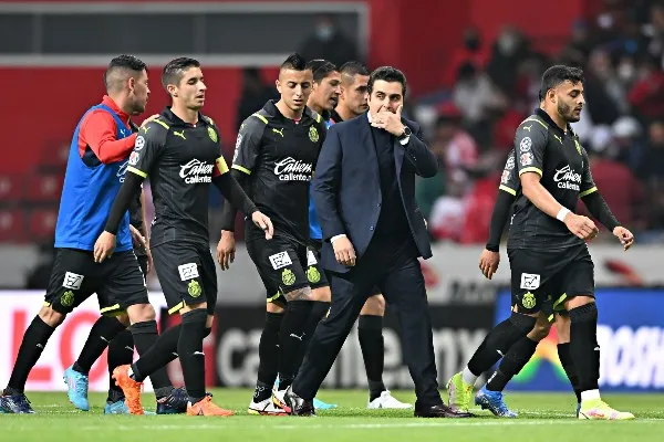 Jugadores y técnico de Chivas salen de la cancha
