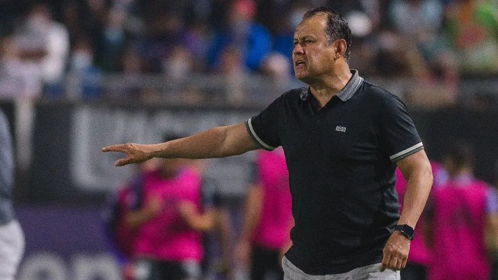 Juan Reynoso dirigiendo a Cruz Azul en partido frente a Mazatlán