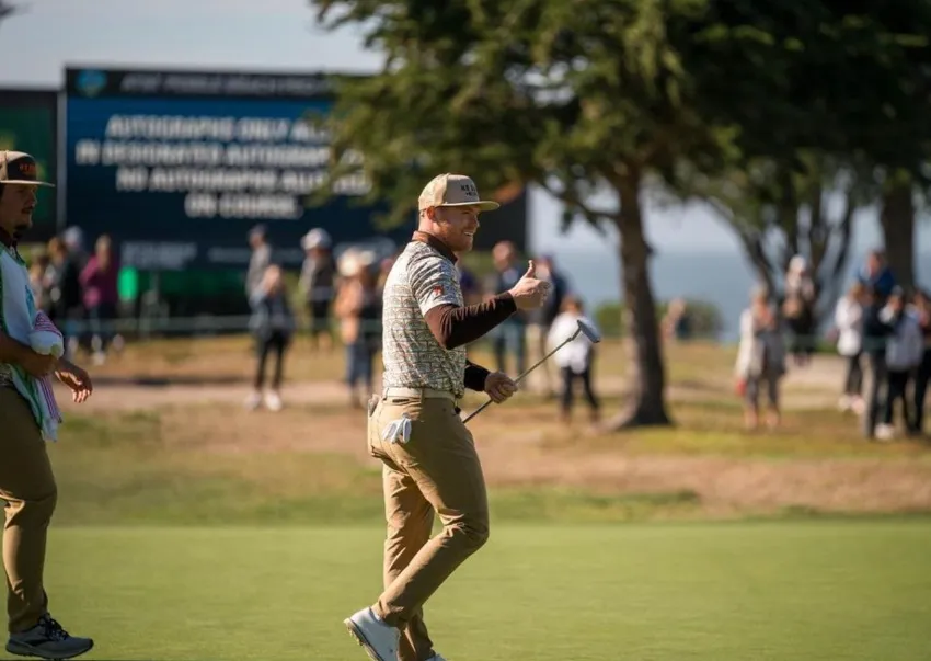 Canelo en un torneo de golf