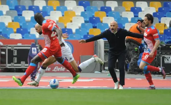Koulibaly del Napoli, Vicenzo Italiano, técnico de la Fiorentina y Mario Rui del Napoli en acción