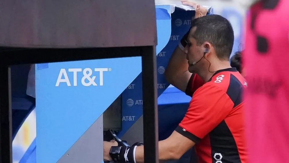 El VAR retrasó el partido