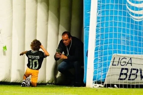 Cuauhtémoc&nbsp;Blanco junto a su hijo en el Estadio Azteca
