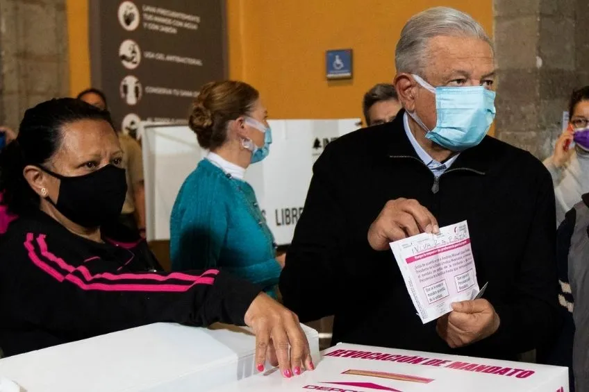 AMLO acudiendo a votar