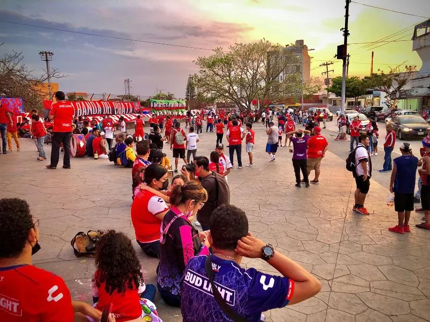 Afición de los Tiburones Rojos celebrando el aniversario del equipo