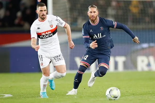 Sergio Ramos en acción con el PSG