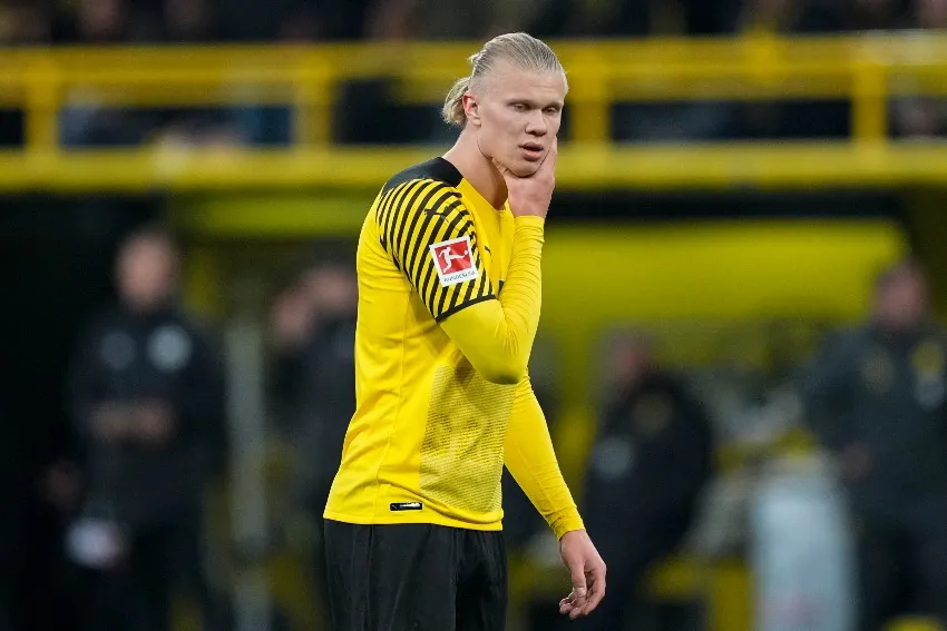 Haaland en un partido con el Borussia Dortmund