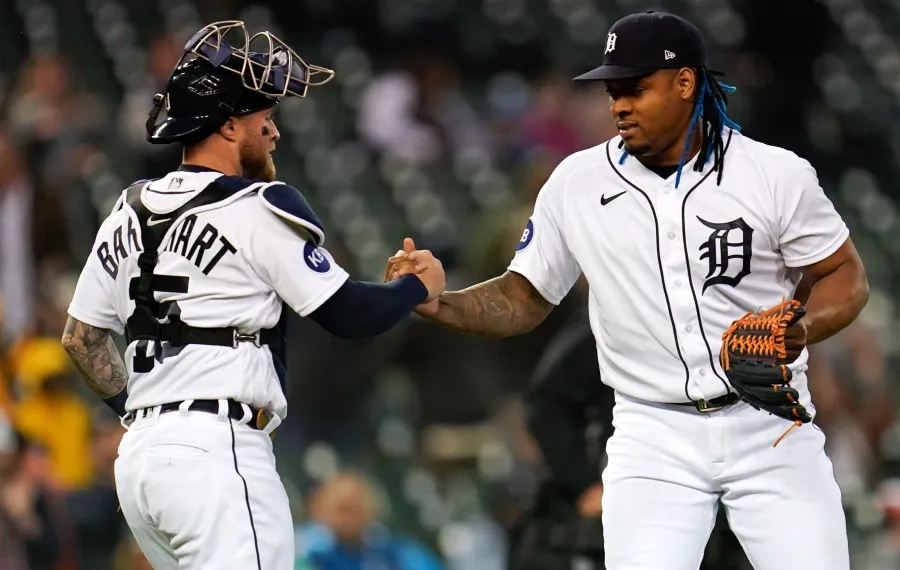 AP Gregory Soto celebra el triunfo con Tucker Barnhart