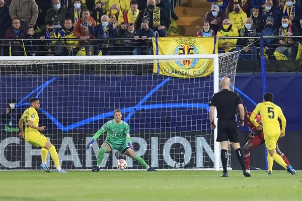 Manuel Neuer en acción con Bayern Munich