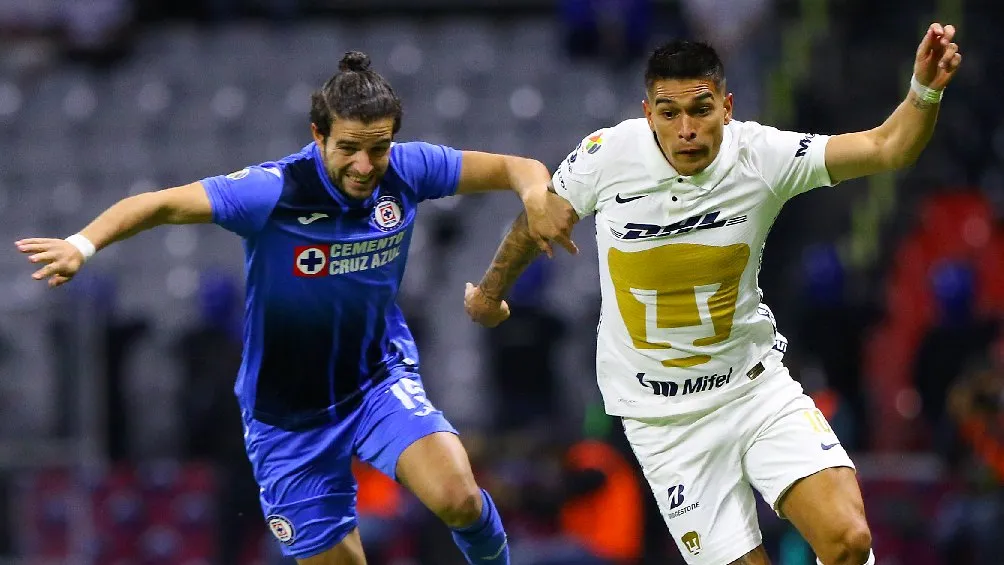 IMAGO7 Ignacio Rivero (Cruz Azul) vs Favio Álvarez (Pumas) en el Estadio Azteca