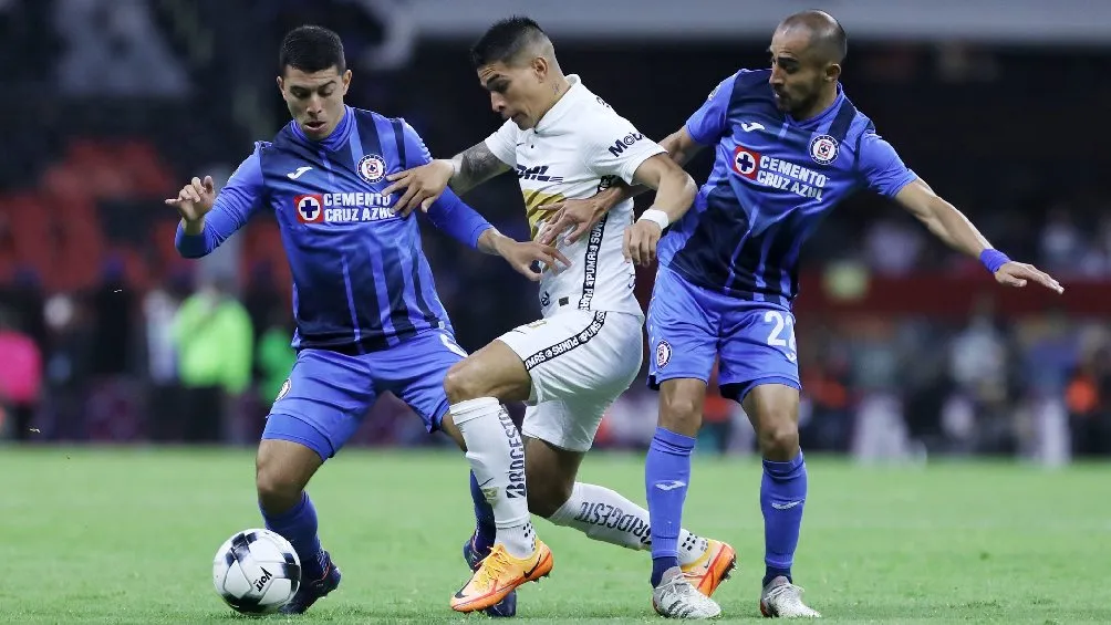 IMAGO7 Favio Álvarez jugando con Pumas ante Cruz Azul en el Estadio Azteca