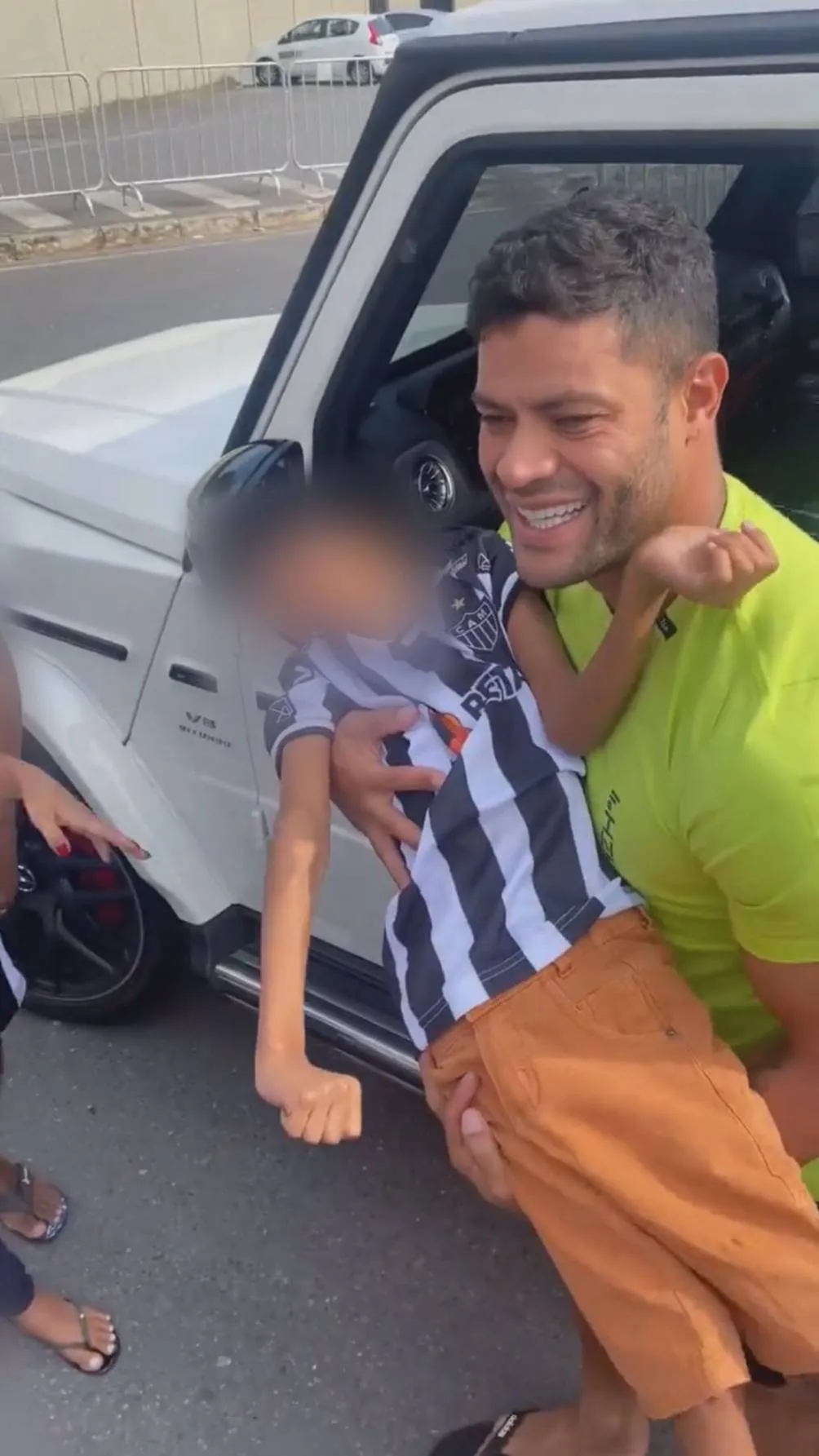 Y luego, sin dudarlo salió a conocer al pequeño