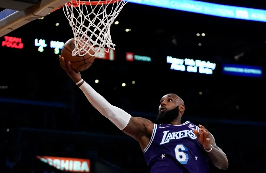 James anota en juego