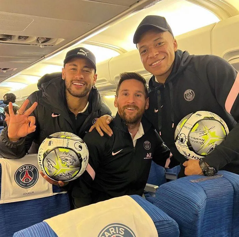 Mbappé, Messi y Neymar festejando victoria del PSG ante Clermont