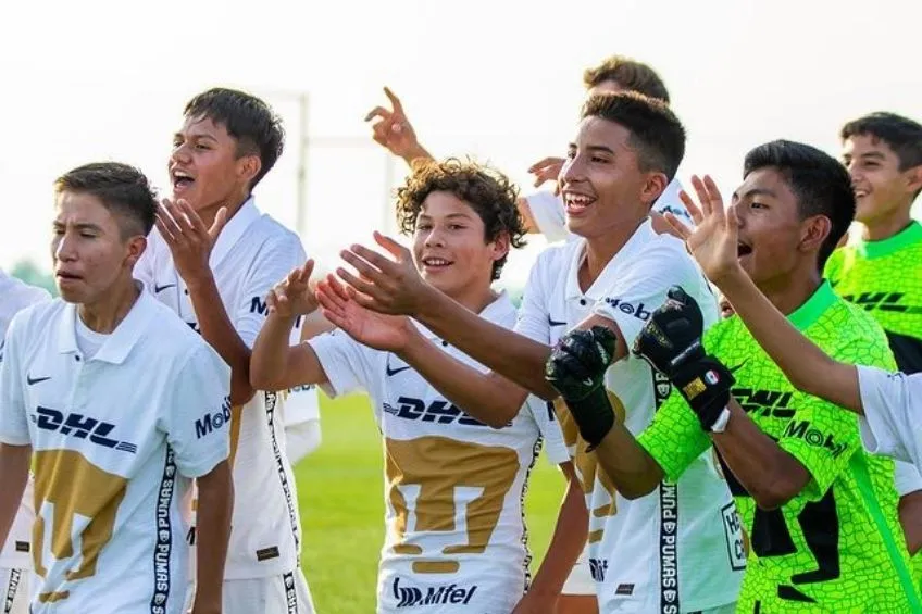 Jugadores de Pumas Sub 14 festejando un triunfo
