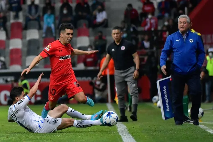 Erick Aguirre en acción con Rayados