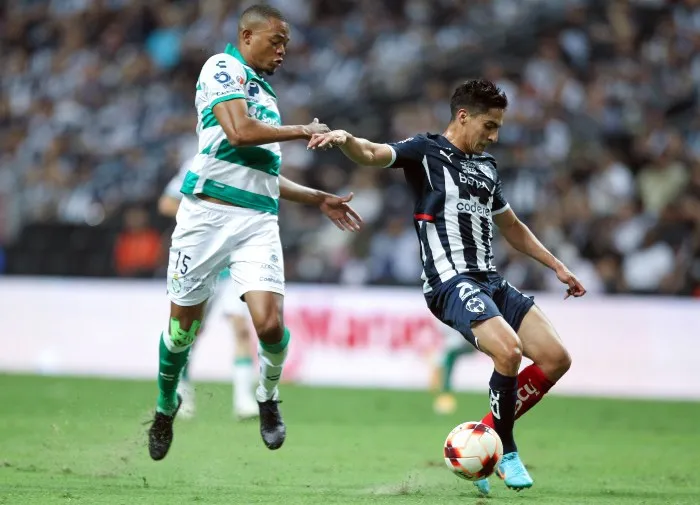 Erick Aguirre en acción con Rayados